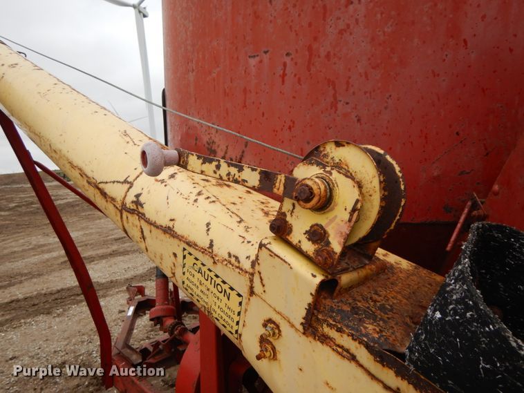 image for item IX9411 New Holland 354  feed mixer/grinder