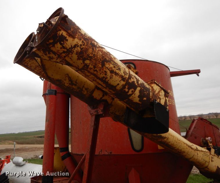 image for item IX9411 New Holland 354  feed mixer/grinder