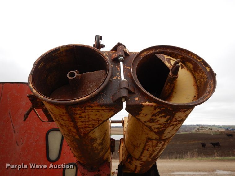 image for item IX9411 New Holland 354  feed mixer/grinder