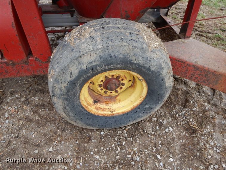 image for item IX9411 New Holland 354  feed mixer/grinder