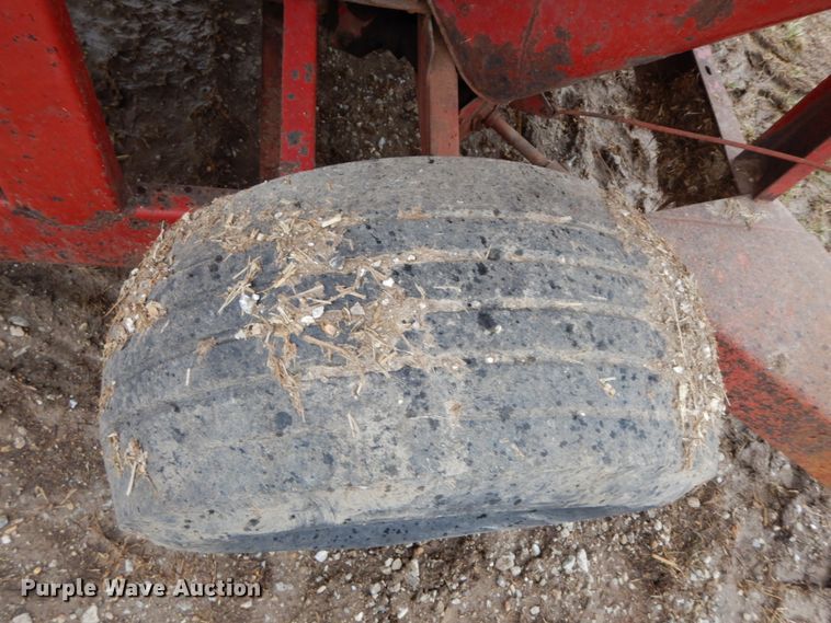 image for item IX9411 New Holland 354  feed mixer/grinder