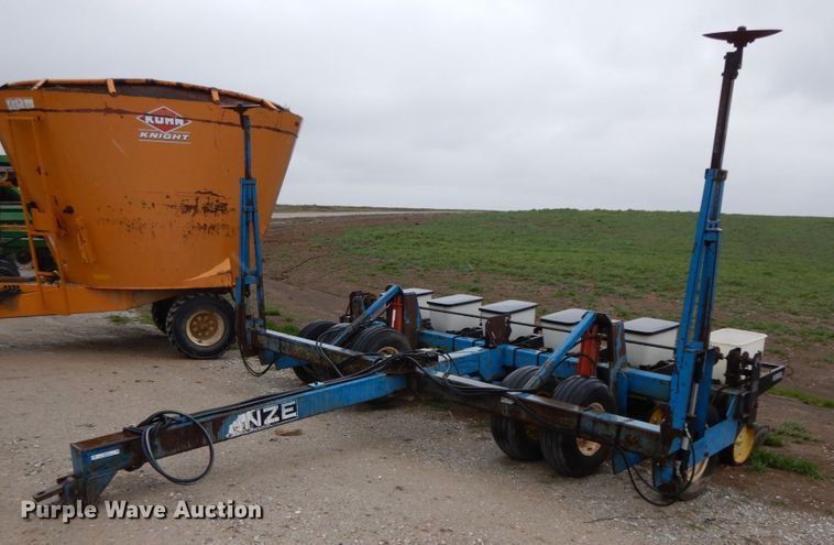 image for item IX9416 Kinze 82D  planter