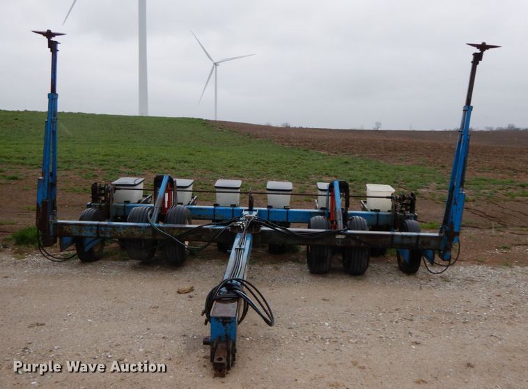 image for item IX9416 Kinze 82D  planter