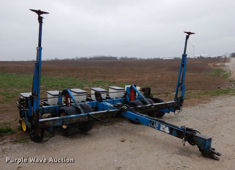 image for item IX9416 Kinze 82D  planter