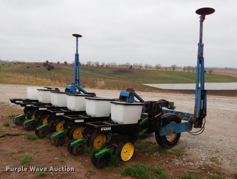 image for item IX9416 Kinze 82D  planter