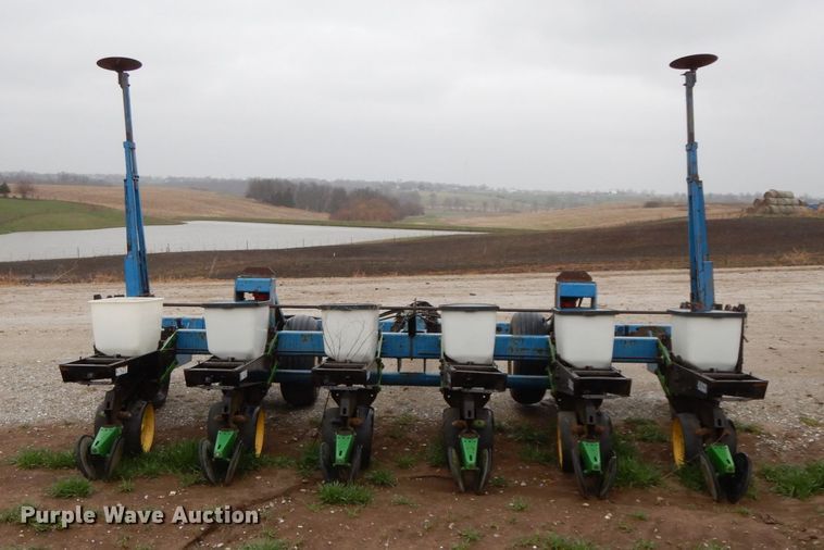 image for item IX9416 Kinze 82D  planter