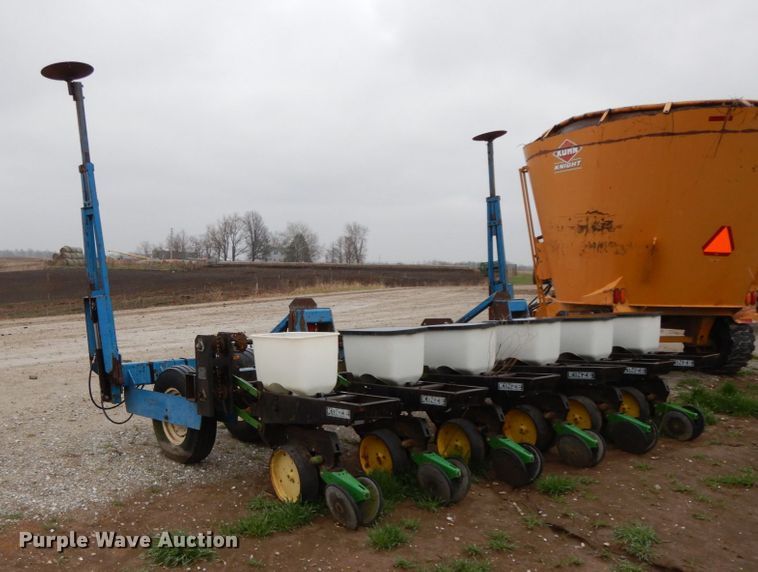 image for item IX9416 Kinze 82D  planter