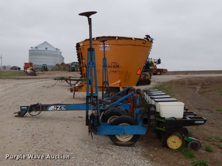 image for item IX9416 Kinze 82D  planter