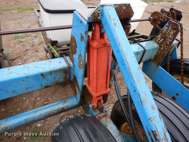 image for item IX9416 Kinze 82D  planter