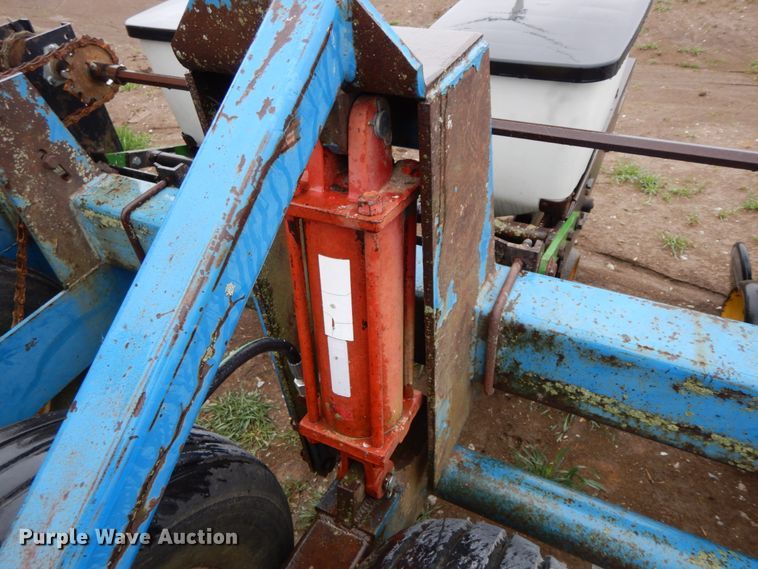 image for item IX9416 Kinze 82D  planter