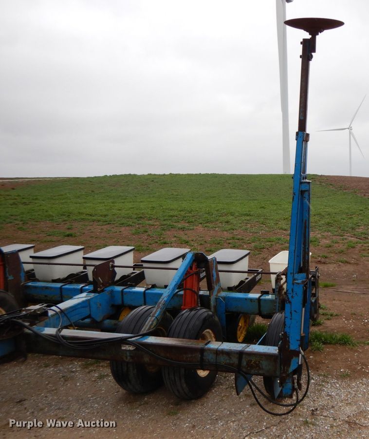 image for item IX9416 Kinze 82D  planter