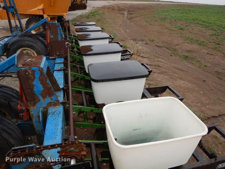 image for item IX9416 Kinze 82D  planter