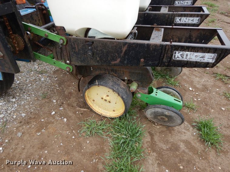 image for item IX9416 Kinze 82D  planter