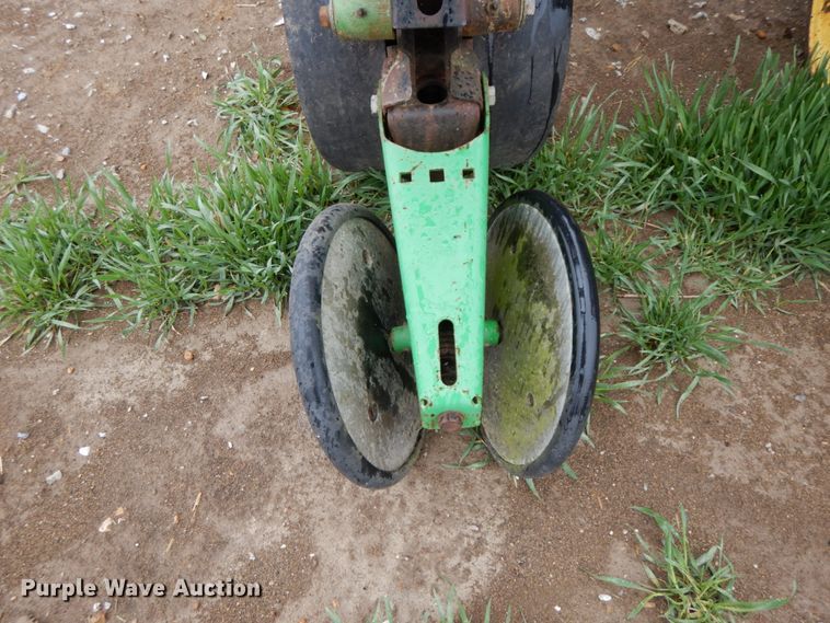 image for item IX9416 Kinze 82D  planter