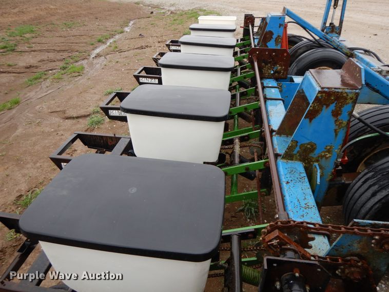 image for item IX9416 Kinze 82D  planter