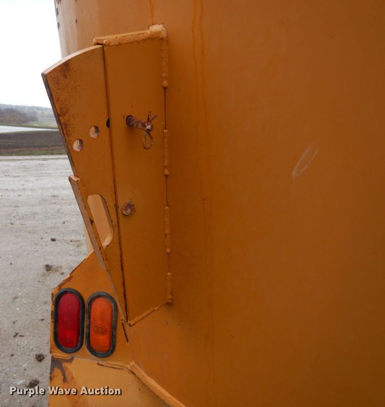image for item IX9417 Kuhn Knight 5143  feed mixer