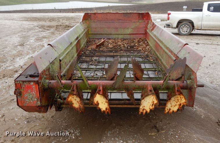 image for item IX9421 New Holland 519  manure spreader