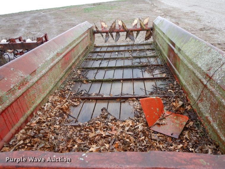 image for item IX9421 New Holland 519  manure spreader