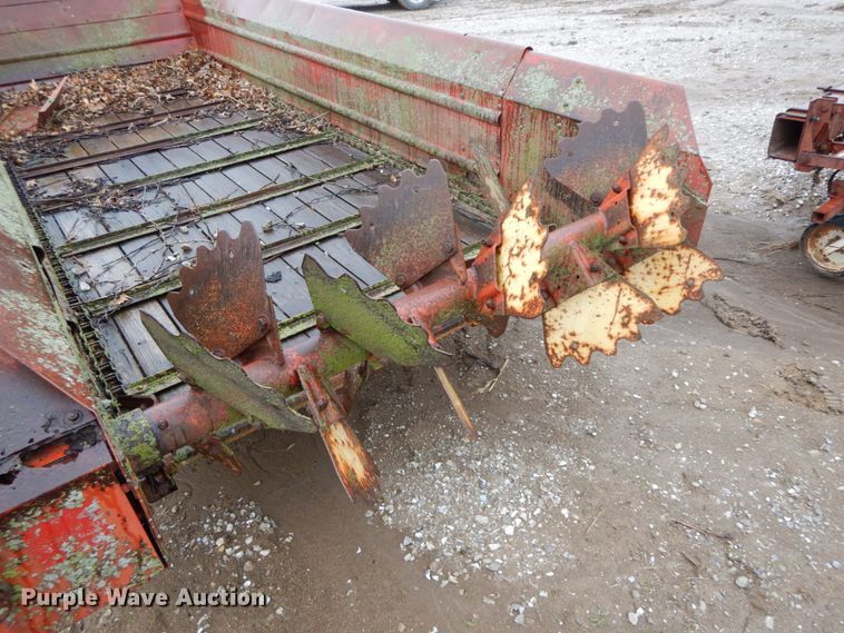 image for item IX9421 New Holland 519  manure spreader