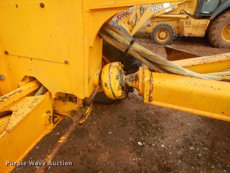 image for item HG9585 1986 John Deere 770B  motor grader