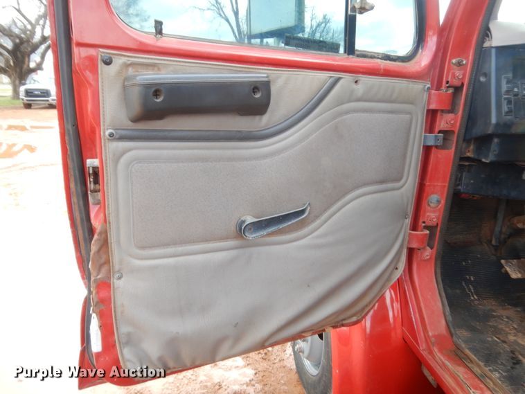 image for item HG9605 1997 International 4700  winch truck