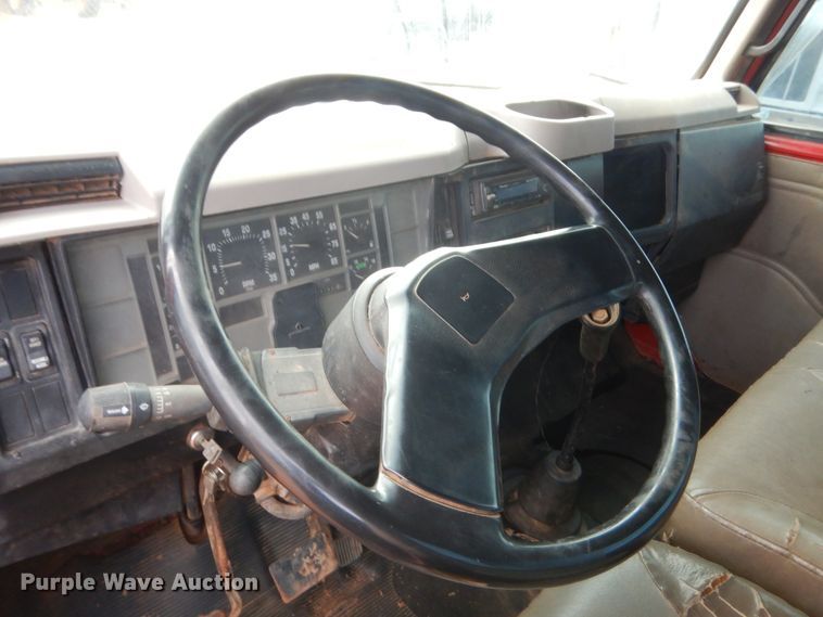 image for item HG9605 1997 International 4700  winch truck