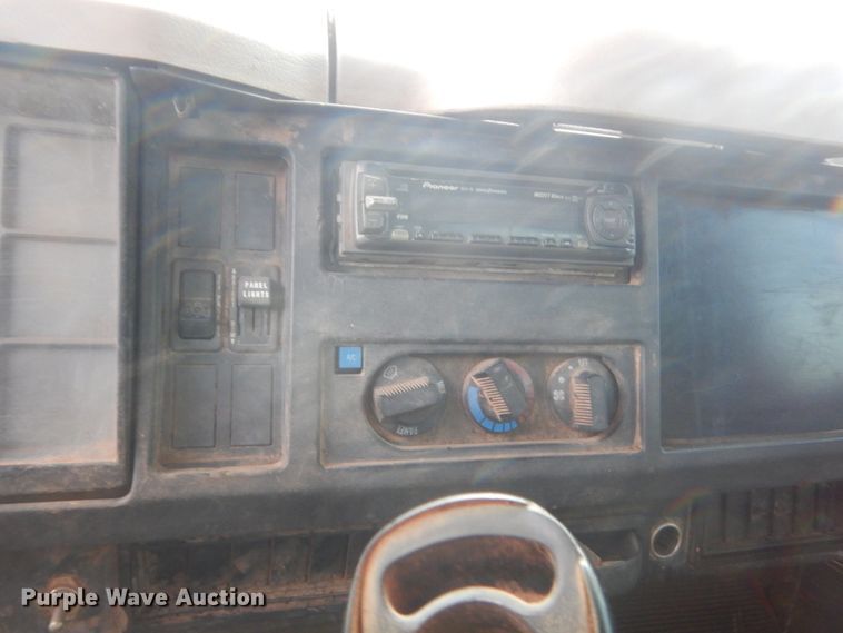 image for item HG9605 1997 International 4700  winch truck