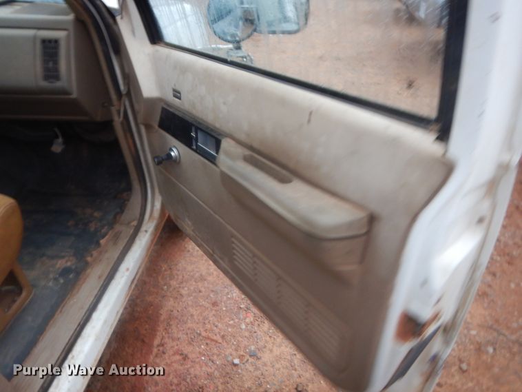 image for item HG9606 1992 Chevrolet C3500  bucket truck