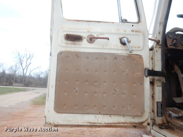 image for item HG9607 International COF4070B  semi truck