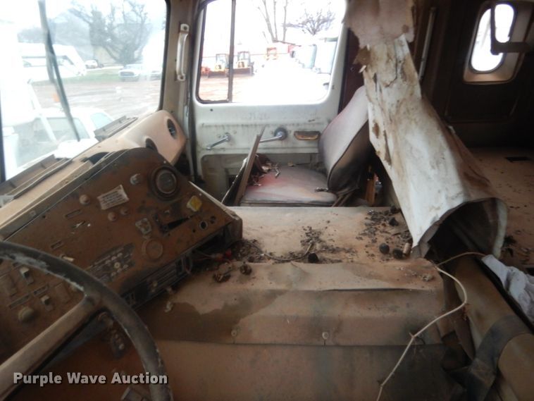 image for item HG9607 International COF4070B  semi truck