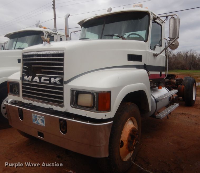 image for item HG9608 2007 Mack CHN613  semi truck