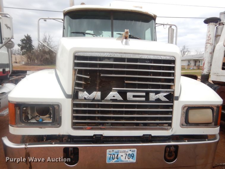 image for item HG9608 2007 Mack CHN613  semi truck