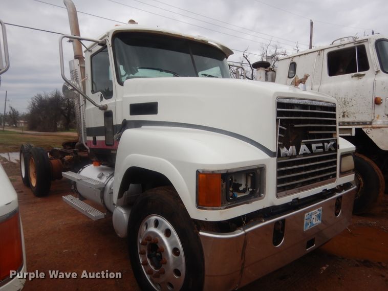 image for item HG9608 2007 Mack CHN613  semi truck