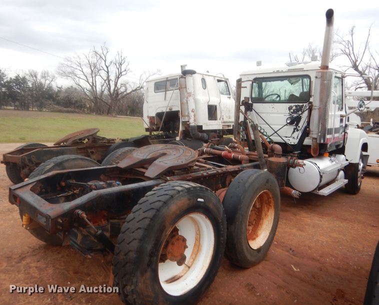 image for item HG9608 2007 Mack CHN613  semi truck