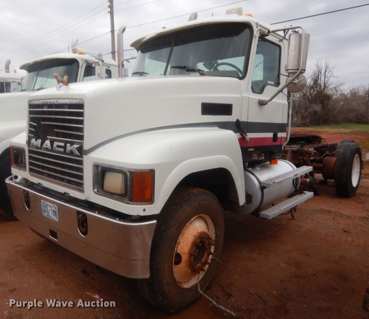 image for item HG9608 2007 Mack CHN613  semi truck