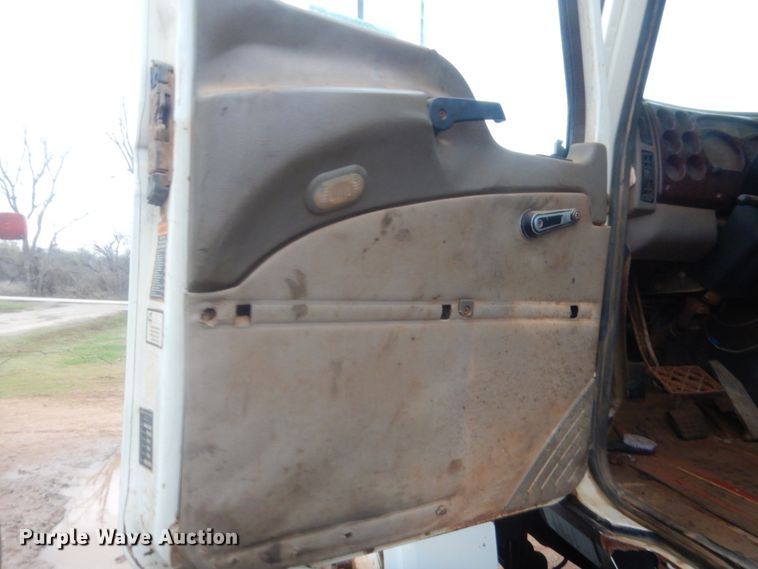 image for item HG9608 2007 Mack CHN613  semi truck