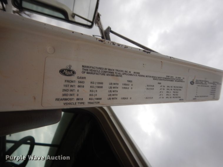 image for item HG9608 2007 Mack CHN613  semi truck