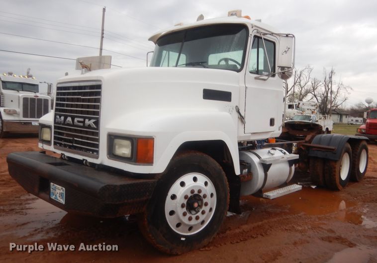image for item HG9610 2002 Mack CH613  semi truck