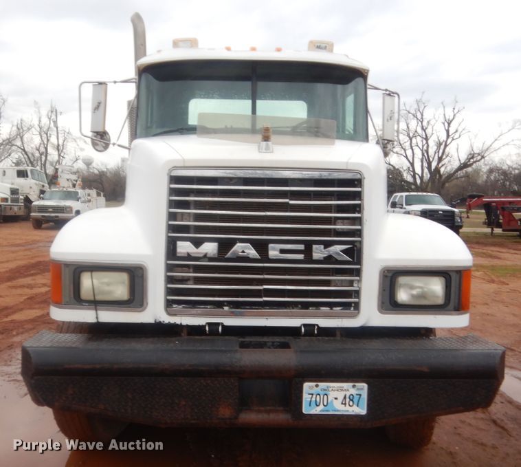 image for item HG9610 2002 Mack CH613  semi truck