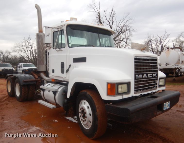image for item HG9610 2002 Mack CH613  semi truck
