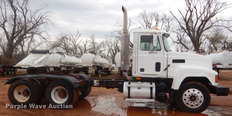 image for item HG9610 2002 Mack CH613  semi truck