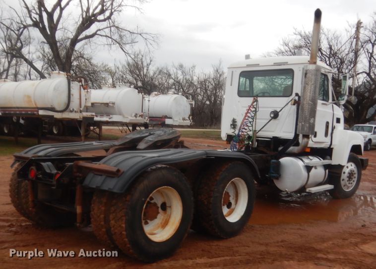 image for item HG9610 2002 Mack CH613  semi truck