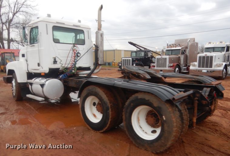 image for item HG9610 2002 Mack CH613  semi truck