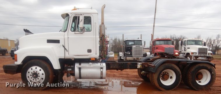 image for item HG9610 2002 Mack CH613  semi truck