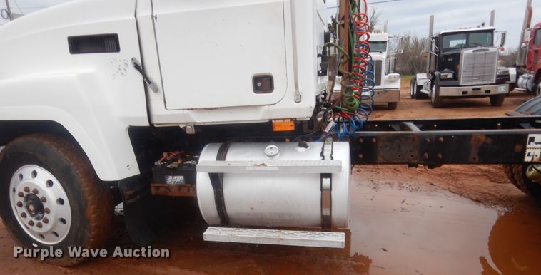 image for item HG9610 2002 Mack CH613  semi truck