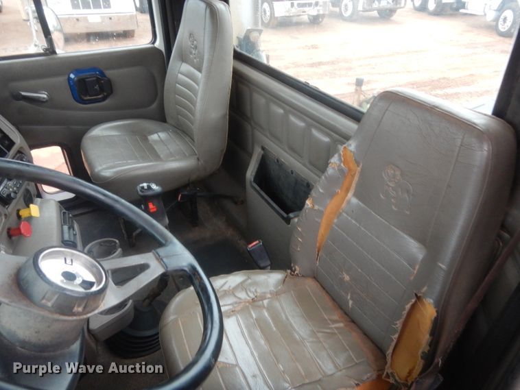 image for item HG9610 2002 Mack CH613  semi truck