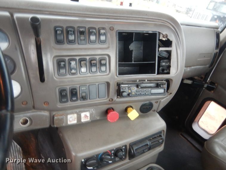 image for item HG9610 2002 Mack CH613  semi truck