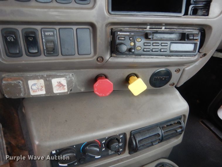 image for item HG9610 2002 Mack CH613  semi truck