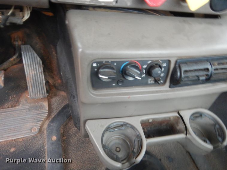 image for item HG9610 2002 Mack CH613  semi truck