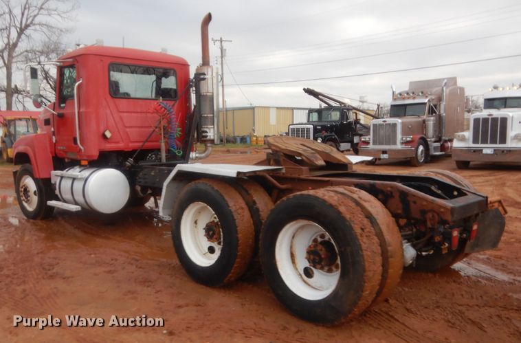 image for item HG9612 2008 Mack CHU613  semi truck